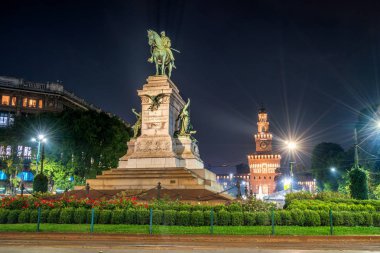 Milan, İtalya ve Sforza Kalesi (Castello Sforzesco) gece Giuseppe Garibaldi anıt. Onlar Milan, İtalya ziyaret turist için ünlü seyahat hedef olduğunu.