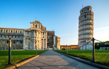 Pisa, İtalya 'daki Eğik Pisa Kulesi tüm dünyada istenmeyen eğik ve ünlü İtalya seyahatleriyle tanınıyor. Pisa Katedrali yakınlarında yer almaktadır..