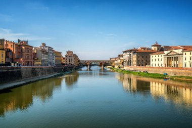 Floransa Ponte Vecchio Köprüsü ve şehir manzarası İtalya. Floransa Tuscany bölgesi Merkezi İtalya'nın başkentidir. Merkezi İtalya'nın Orta Çağ Ticaret ve son dönemin en zengin şehirler Floransa yapıldı.