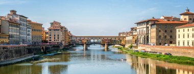 Floransa Ponte Vecchio Köprüsü ve şehir manzarası İtalya. Floransa Tuscany bölgesi Merkezi İtalya'nın başkentidir. Merkezi İtalya'nın Orta Çağ Ticaret ve son dönemin en zengin şehirler Floransa yapıldı.