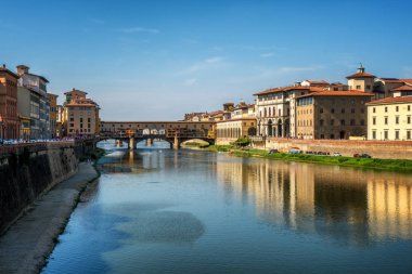 Floransa Ponte Vecchio Köprüsü ve şehir manzarası İtalya. Floransa Tuscany bölgesi Merkezi İtalya'nın başkentidir. Merkezi İtalya'nın Orta Çağ Ticaret ve son dönemin en zengin şehirler Floransa yapıldı.