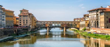 Floransa Ponte Vecchio Köprüsü ve şehir manzarası İtalya. Floransa Tuscany bölgesi Merkezi İtalya'nın başkentidir. Merkezi İtalya'nın Orta Çağ Ticaret ve son dönemin en zengin şehirler Floransa yapıldı.
