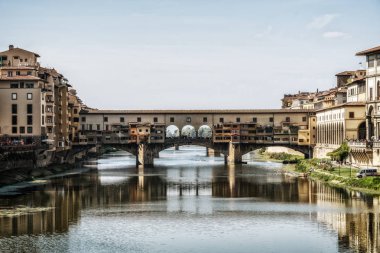 Floransa Ponte Vecchio Köprüsü ve şehir manzarası İtalya. Floransa Tuscany bölgesi Merkezi İtalya'nın başkentidir. Merkezi İtalya'nın Orta Çağ Ticaret ve son dönemin en zengin şehirler Floransa yapıldı.