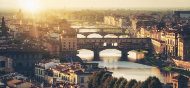 Floransa Ponte Vecchio Köprüsü ve şehir manzarası İtalya. Floransa Tuscany bölgesi Merkezi İtalya'nın başkentidir. Merkezi İtalya'nın Orta Çağ Ticaret ve son dönemin en zengin şehirler Floransa yapıldı.