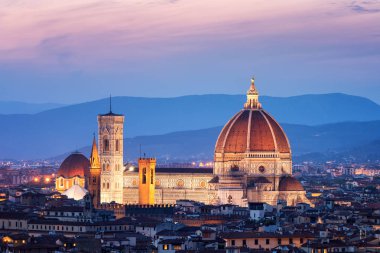 Floransa Katedrali (Cattedrale di Santa Maria del Fiore) Floransa, İtalya'nın tarihi merkezinde gece şehrin panoramik manzarasına sahip. Turistik cazibe Toskana, İtalya Floransa Katedrali vardır.