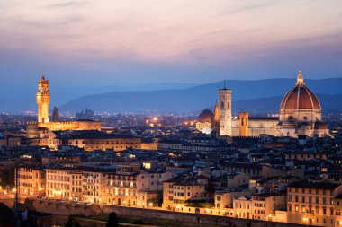 Floransa Katedrali (Cattedrale di Santa Maria del Fiore) Floransa, İtalya'nın tarihi merkezinde gece şehrin panoramik manzarasına sahip. Turistik cazibe Toskana, İtalya Floransa Katedrali vardır.