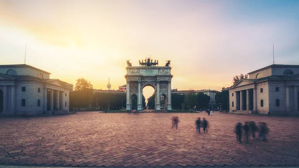 アルコ デッラ ペースやフォロ ボナパルト ナポレオンの勝利を祝うための一部として建てられたミラノ イタリアで 平和の門 それはミラノ イタリアのシンプロン センター広場に位置するミラノの街の門 — ストック写真