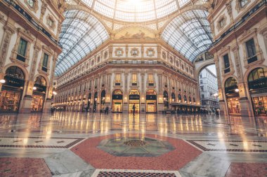 Milan, İtalya - Eyl 29, 2017: Galleria Vittorio Emanuele II, Milano, İtalya Milan en eski alışveriş merkezidir. Galleria Vittorio Emanuele II Victor Emmanuel II sonra seçildi İtalya'nın ilk kralı.