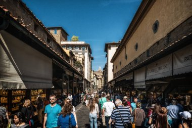 Florence, İtalya - 30 Eylül 2017: İnsanlar yürüyüş Ponte Vecchio Köprüsü'nde Floransa, İtalya. Bu köprü merkezine alışveriş caddesi Floransa, İtalya ziyaret turistik cazibe.
