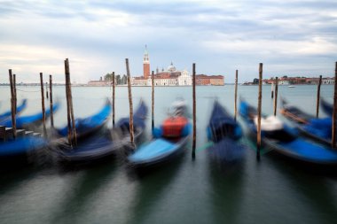 Gondol Venedik, İtalya San Giorgio Maggiore Kilisesi, muhteşem manzaralı St Mark's meydanından (Piazza san Marco). Venedik ünlü seyahat İtalya için kendi benzersiz cityscape ve kültür yer.
