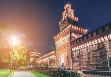 Sforza Kalesi (Castello Sforzesco) gece, Milan, İtalya. Kalenin Sforza, Dükü 15. yüzyılda inşa edilmiş. Milan, İtalya ziyaret turist için ana seyahat yer.