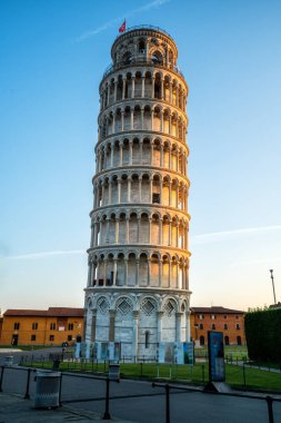 Pisa, İtalya 'daki Eğik Pisa Kulesi tüm dünyada istenmeyen eğik ve ünlü İtalya seyahatleriyle tanınıyor. Pisa Katedrali yakınlarında yer almaktadır..