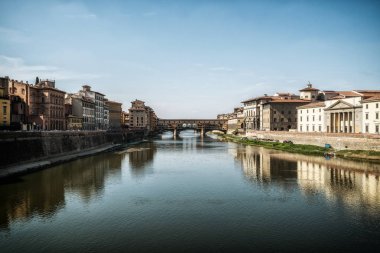 Floransa Ponte Vecchio Köprüsü ve şehir manzarası İtalya. Floransa Tuscany bölgesi Merkezi İtalya'nın başkentidir. Merkezi İtalya'nın Orta Çağ Ticaret ve son dönemin en zengin şehirler Floransa yapıldı.