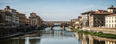 Floransa Ponte Vecchio Köprüsü ve şehir manzarası İtalya. Floransa Tuscany bölgesi Merkezi İtalya'nın başkentidir. Merkezi İtalya'nın Orta Çağ Ticaret ve son dönemin en zengin şehirler Floransa yapıldı.