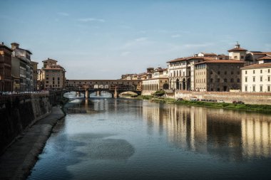 Floransa Ponte Vecchio Köprüsü ve şehir manzarası İtalya. Floransa Tuscany bölgesi Merkezi İtalya'nın başkentidir. Merkezi İtalya'nın Orta Çağ Ticaret ve son dönemin en zengin şehirler Floransa yapıldı.