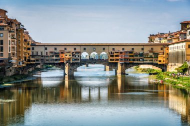 Floransa Ponte Vecchio Köprüsü ve şehir manzarası İtalya. Floransa Tuscany bölgesi Merkezi İtalya'nın başkentidir. Merkezi İtalya'nın Orta Çağ Ticaret ve son dönemin en zengin şehirler Floransa yapıldı.