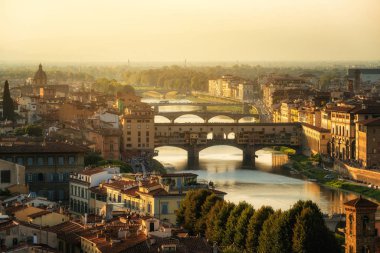 Floransa Ponte Vecchio Köprüsü ve şehir manzarası İtalya. Floransa Tuscany bölgesi Merkezi İtalya'nın başkentidir. Merkezi İtalya'nın Orta Çağ Ticaret ve son dönemin en zengin şehirler Floransa yapıldı.