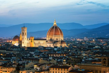 Floransa Katedrali (Cattedrale di Santa Maria del Fiore) Floransa, İtalya'nın tarihi merkezinde gece şehrin panoramik manzarasına sahip. Turistik cazibe Toskana, İtalya Floransa Katedrali vardır.