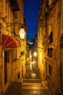 Hırvatistan Dubrovnik eski şehirde gece - Hırvatistan'ın önde gelen seyahat hedef ünlü dar sokak. Dubrovnik eski şehir Unesco Dünya Mirasları 1979 yılında geçiyordu.