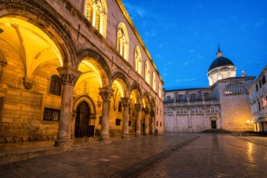 Dubrovnik Katedrali ve gece sarayda Dubrovnik, Hırvatistan eski şehrin merkezine. Dubrovnik eski şehir UNESCO Dünya Mirası alanı listelenen, Hırvatistan'ın en önde gelen seyahat yer.