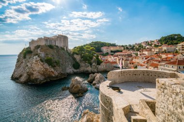 Lovrijenac Kalesi ve Hırvatistan 'ın Dubrovnik kentinin tarihi duvarı. Hırvatistan 'ın önde gelen tatil beldeleri. Dubrovnik eski kenti 1979 yılında UNESCO Dünya Mirasları Listesi olarak listelendi..