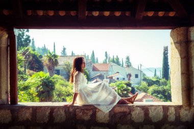 Kadın gezgin Trsteno, Dalmaçya, Hırvatistan Adriyatik kıyısı doğal görünümünü sahiptir. Turistik Dubrovnik'in tarihi kent merkezine yakın.