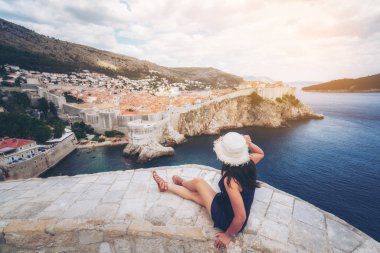 Kadın gezgin, Dubrovnik Old Town, Dalmaçya, Hırvatistan - Croatia, eski şehir Unesco Dünya Mirasları 1979 yılında geçiyordu Dubrovnik önde gelen seyahat hedef.