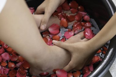 Lüks spa merkezindeki profesyonel masaj terapistinin ayak masajı tedavisi. Sağlık, stres atma ve gençleştirme kavramı.