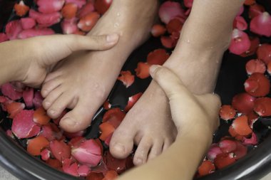 Lüks spa merkezindeki profesyonel masaj terapistinin ayak masajı tedavisi. Sağlık, stres atma ve gençleştirme kavramı.