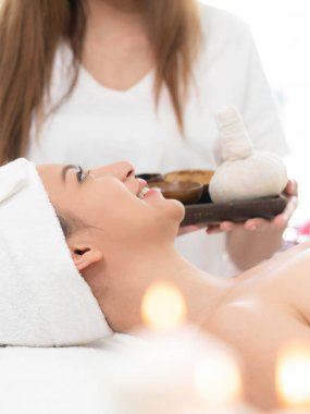 Rahat kadın kaplıca tedavisi planda tutan terapist ile spa masaj için hazırlanan spa yatakta yalan. Lüks sağlık, stres rahatlama ve gençleşme kavramı.