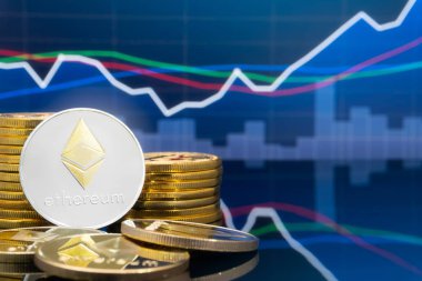Ethereum (Eth) ve cryptocurrency yatırım kavramı - fiziksel metal ethereum genel ticaret Döviz piyasa fiyatı grafik içinde belgili tanımlık geçmiş ile madeni paralar.