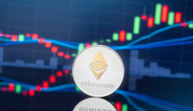 Ethereum (Eth) ve cryptocurrency yatırım kavramı - fiziksel metal ethereum genel ticaret Döviz piyasa fiyatı grafik içinde belgili tanımlık geçmiş ile madeni paralar.