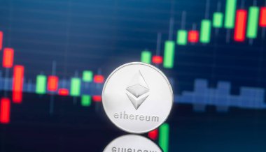 Ethereum (Eth) ve cryptocurrency yatırım kavramı - fiziksel metal ethereum genel ticaret Döviz piyasa fiyatı grafik içinde belgili tanımlık geçmiş ile madeni paralar.