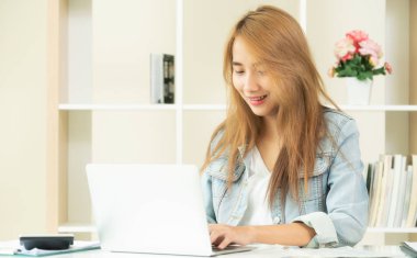 Mutlu kadın rahat ev ofis dizüstü bilgisayarda çalışıyor. Küçük işletmeler ve iş kavramı devreye.