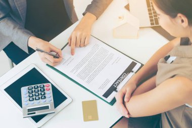 İstemci belge ile ilgili Emlak etkinlik avukat veya gerçek emlakçı ofis masa başında oturan yanındaki imzalar. Satış ve ev satın alma iş kavramı.