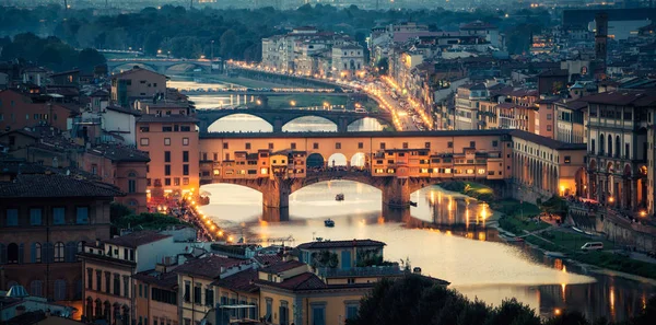 イタリアの夜のスカイラインでフィレンツェ ヴェッキオ橋 フィレンツェはイタリア中部のトスカーナ地方の首都です フィレンツェはイタリアの中心中世貿易と過去の時代の最も豊かな都市 — ストック写真