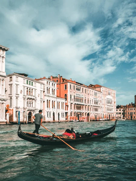 Venedik Gondolcu Gondol Venedik Talya Nın Büyük Kanal Aracılığıyla Topa — Stok fotoğraf