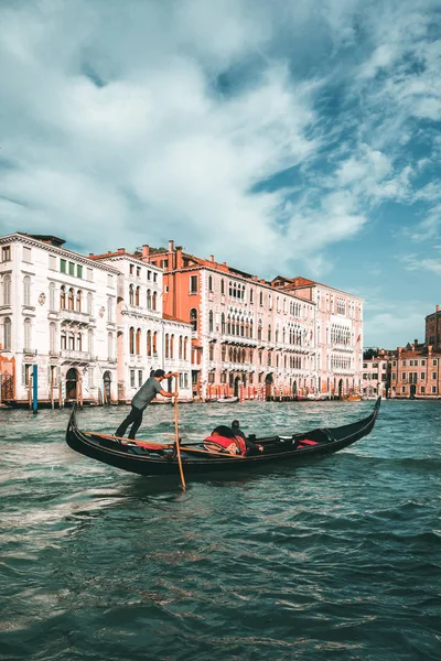 Venetian Gondolier Punting Gondola Grand Canal Venice Italy Gondola Traditional — Stock Photo, Image