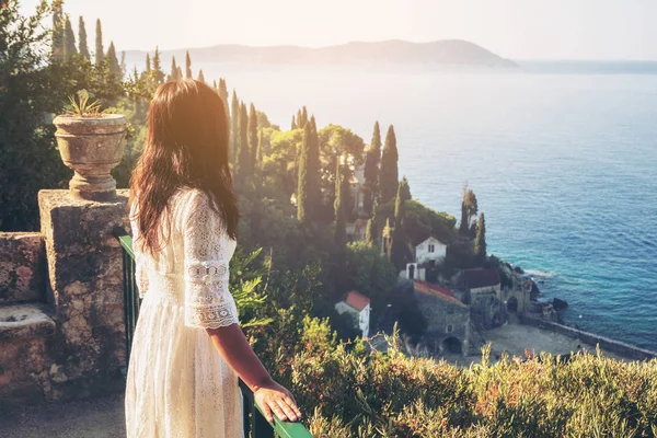 Γυναίκα Ταξιδιωτών Απολαμβάνει Την Γραφική Θέα Της Αδριατικής Ακτής Trsteno — Φωτογραφία Αρχείου