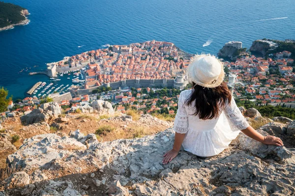 Traveller Looking View Dubrovnik Old Town Dalmatia Croatia Prominent Travel — Stock Photo, Image