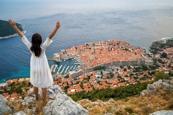 Viajeros Mirando Vista Ciudad Dubrovnik Dalmacia Croacia Destino Turístico Prominente — Foto de Stock