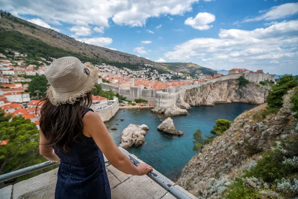 Vrouw Reiziger Dubrovnik Old Town Dalmatië Kroatië Prominente Reisbestemming Van — Stockfoto
