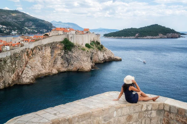 Viajante Mujer Casco Antiguo Dubrovnik Dalmacia Croacia Destino Turístico Prominente — Foto de Stock