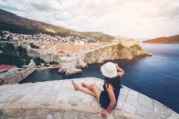 Mulher Viajante Dubrovnik Cidade Velha Dalmácia Croácia Destino Viagem Proeminente — Fotografia de Stock