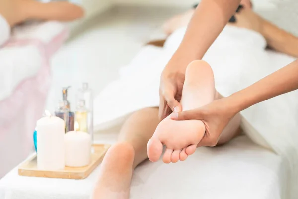 Trattamento Massaggio Spa Piedi Parte Massaggiatore Professionista Lussuoso Centro Benessere — Foto Stock