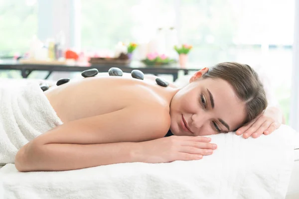 Mujer Recibiendo Tratamiento Masaje Piedra Caliente Por Terapeuta Esteticista Profesional —  Fotos de Stock