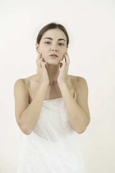 Bella Giovane Donna Con Pelle Pulita Asciugamano Bianco Sullo Sfondo — Foto Stock