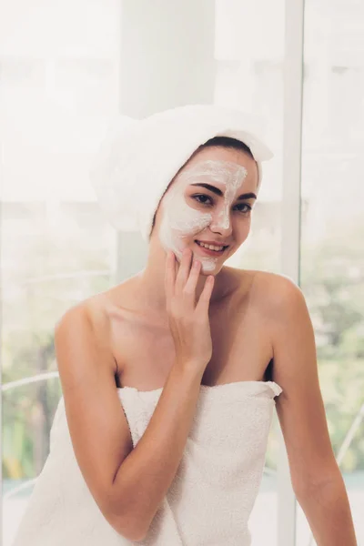 Mooie Vrouw Met Een Gezichtsverzorging Cosmetische Scrub Behandeling Van Professionele — Stockfoto