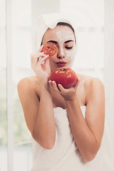 Mulher Bonita Ter Tratamento Máscara Facial Com Extrato Creme Tomate — Fotografia de Stock