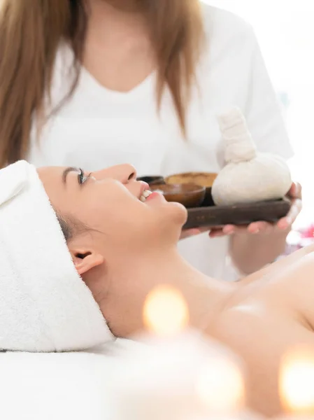 Ontspannen Vrouw Liggend Bed Van Spa Wellness Massage Voorbereid Met — Stockfoto